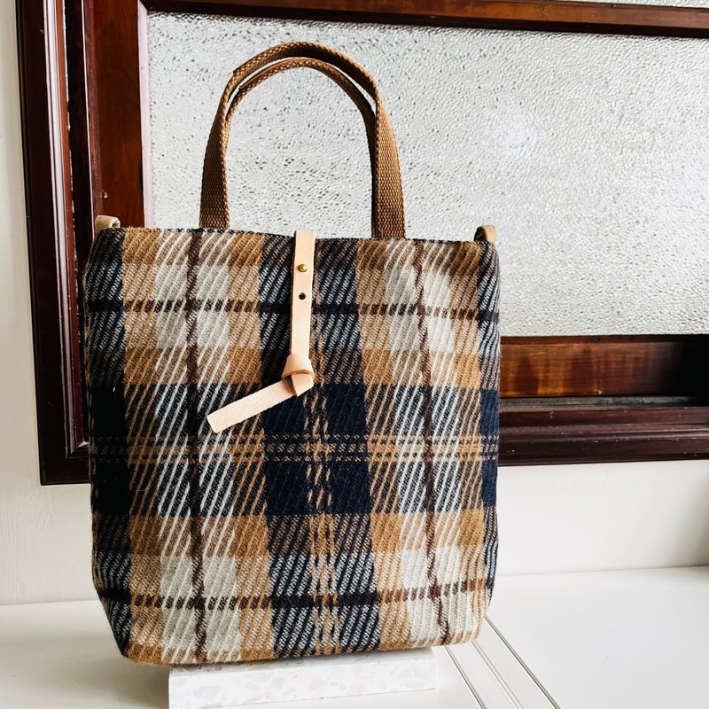 Plaid Wool Tote Bag - กระเป๋าถือ - ขนแกะ สีนำ้ตาล