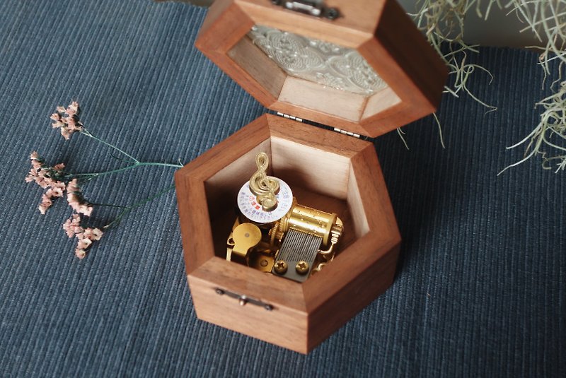 ShouZhuo handmade---hexagonal music box - ของวางตกแต่ง - ไม้ สีนำ้ตาล