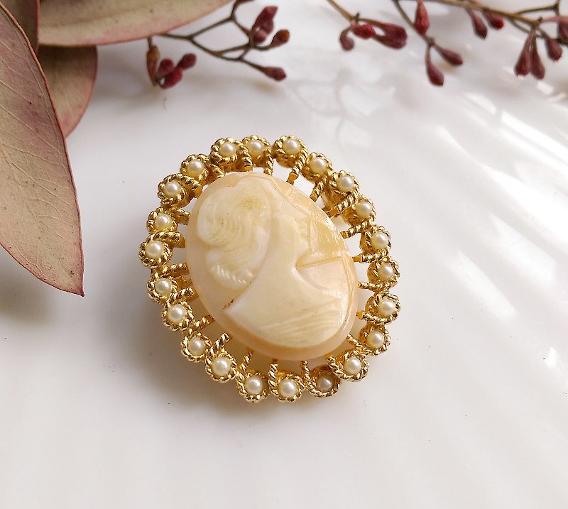 Western antique jewelry. RICHELIEU Classic Cameo Shell Carving Ladies Pin