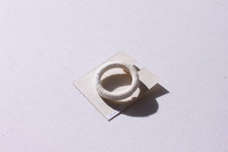[Large] tone round brooch - เข็มกลัด - ผ้าฝ้าย/ผ้าลินิน ขาว