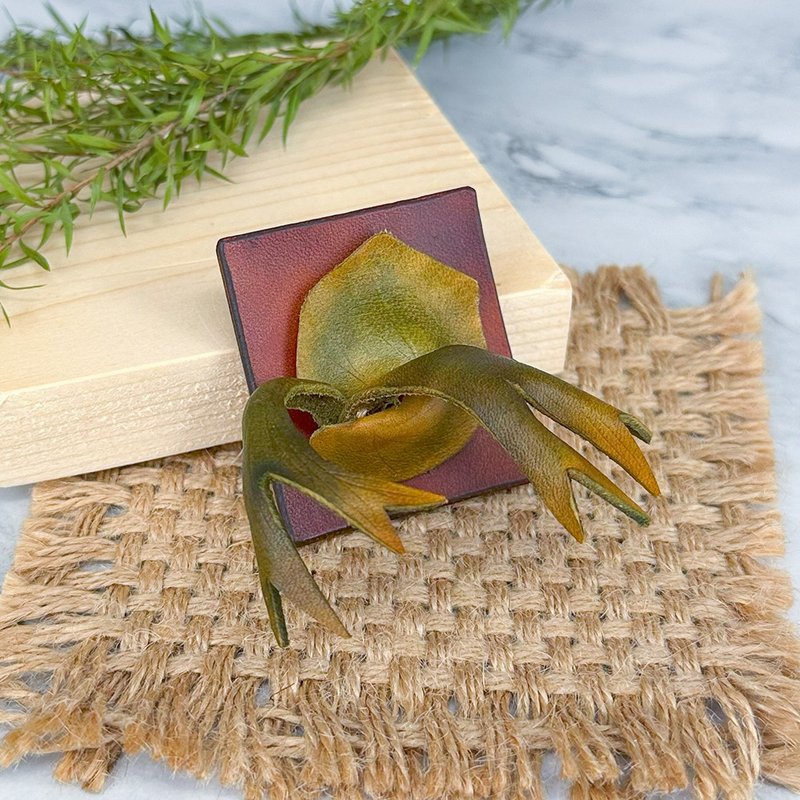 Leather two-pronged staghorn fern brooch - เข็มกลัด/พิน - หนังแท้ สีเขียว