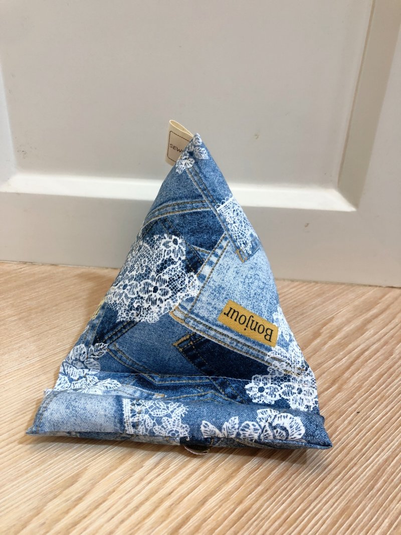 Healing mobile phone holder~triangular rice ball mobile phone holder, mobile phone pillow-denim lace collage style - ที่ตั้งมือถือ - ผ้าฝ้าย/ผ้าลินิน สีน้ำเงิน