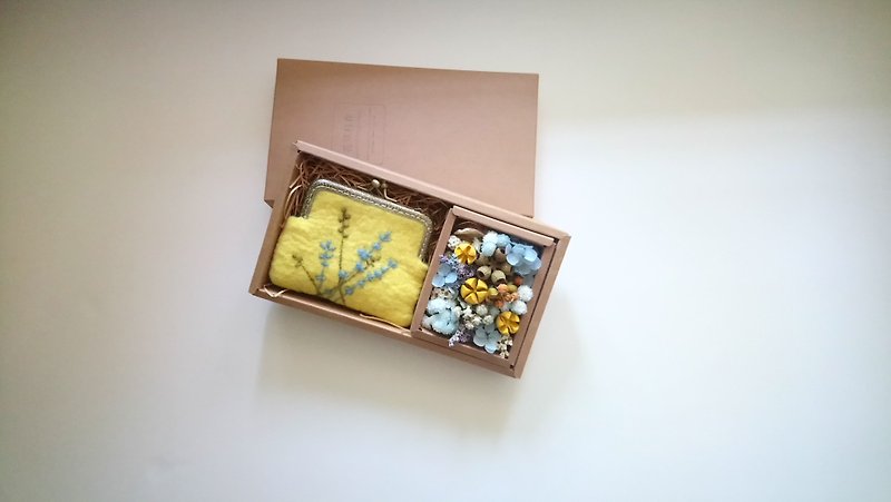 Eucalyptus wool dry flower gift box/yellow blue tie wallet + immortal dried flower [Mother's Day/Birthday Gift/Lover Gift] - กระเป๋าสตางค์ - ขนแกะ สีเหลือง