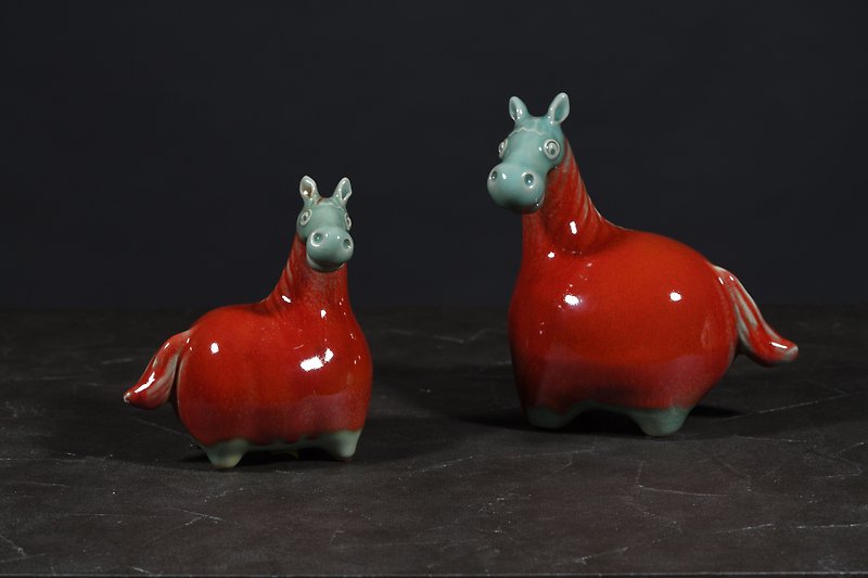 手作りの陶器の赤い馬のペア