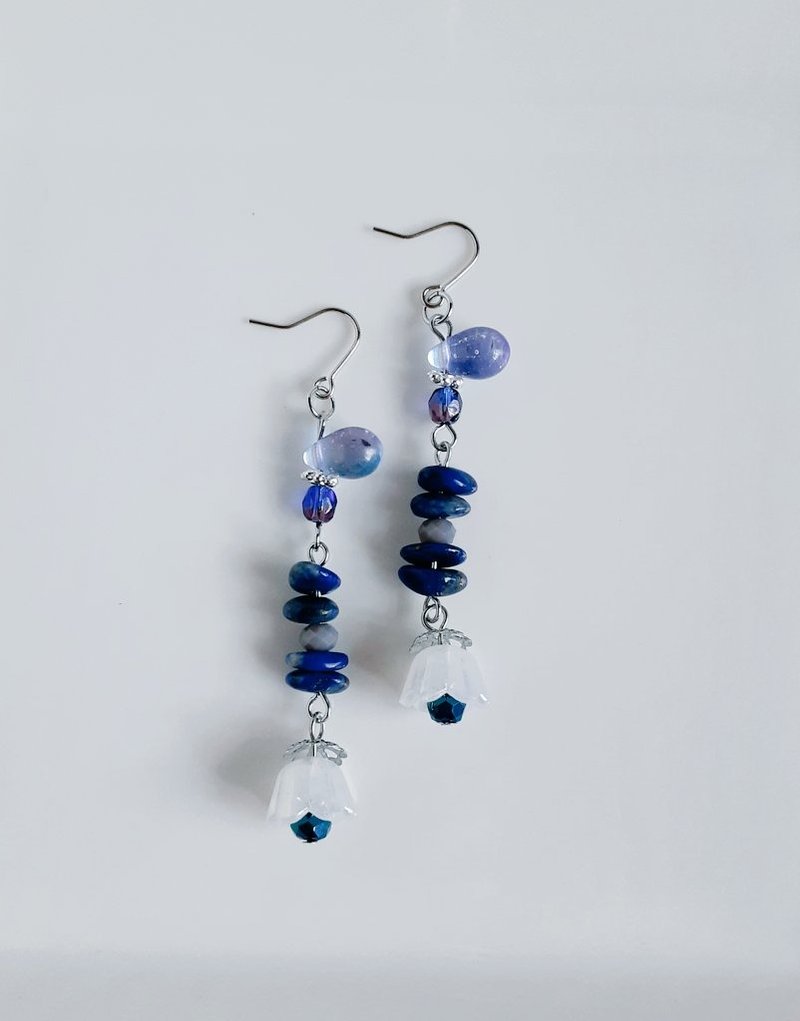 Lily of the valley beads sway cutely Lapis lazuli and plump droplet bead earrings Stylish and unique gift Shipped from Japan Can be changed to allergy-friendly earrings or Clip-On - ต่างหู - เครื่องประดับพลอย สีน้ำเงิน