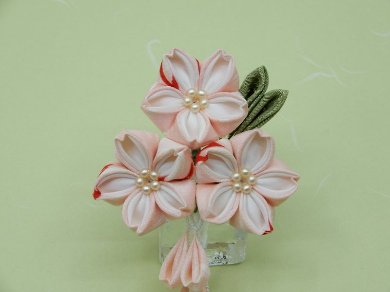 【再々販】つまみ細工　古布で作った桜のかんざし　薄桃　お花見にぴったり - ヘアアクセサリー - その他の素材 ピンク