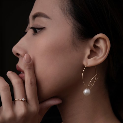 Olivia Yao Jewellery 女神雕花白色珍珠14k合金耳環 Varuna Blanche
