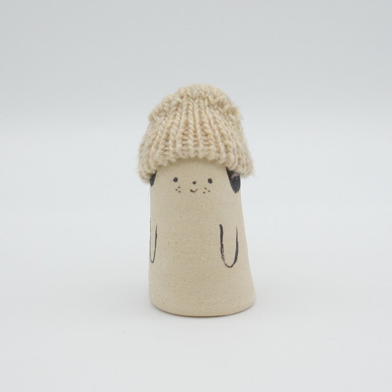 手作り陶人形　ニット帽をかぶったわんちゃん　Sサイズ - 擺飾/家飾品 - 陶 卡其色