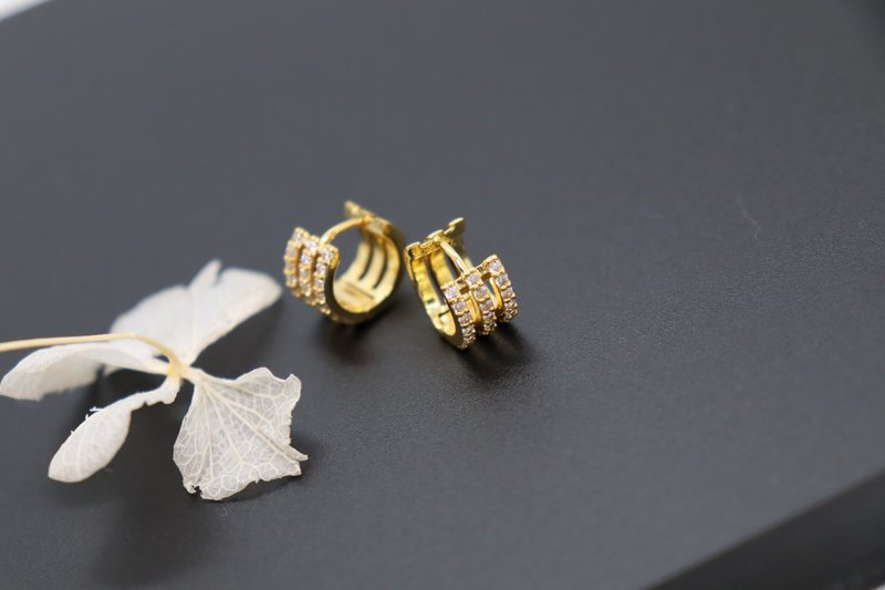 High Quality Cubic Zircon Diamonds 3-Line Hoops Earrings One Touch Earrings - 耳環/耳夾/耳骨夾 - 銅/黃銅 金色