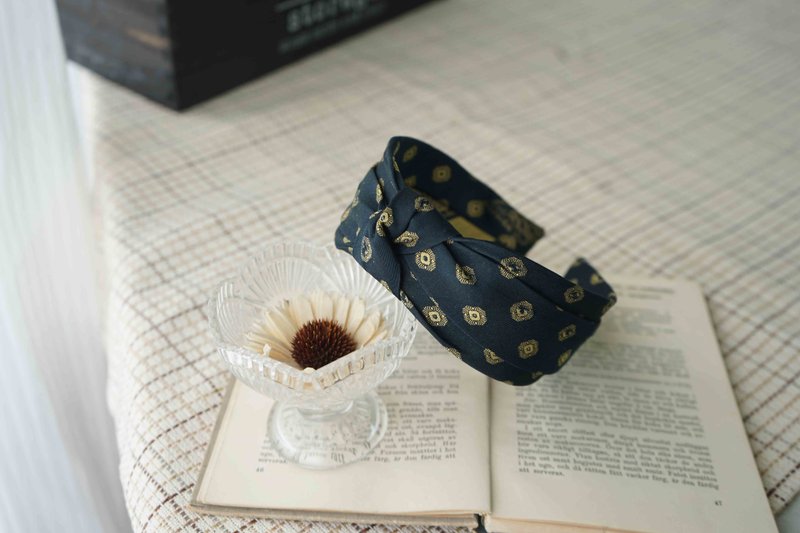 アンティークネクタイリメイク手作りヘアバンド-青い瞳-ダークブルー-ツイストデザイン - ヘアバンド．カチューシャ - シルク・絹 ブルー