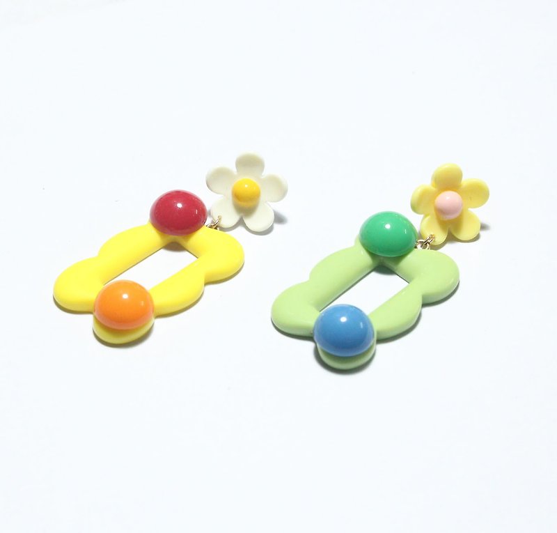 [Seventh Street 7th Shop] Original 鸳鸯 Contrast Color Flower Earrings - Earrings & Clip-ons - Resin Multicolor