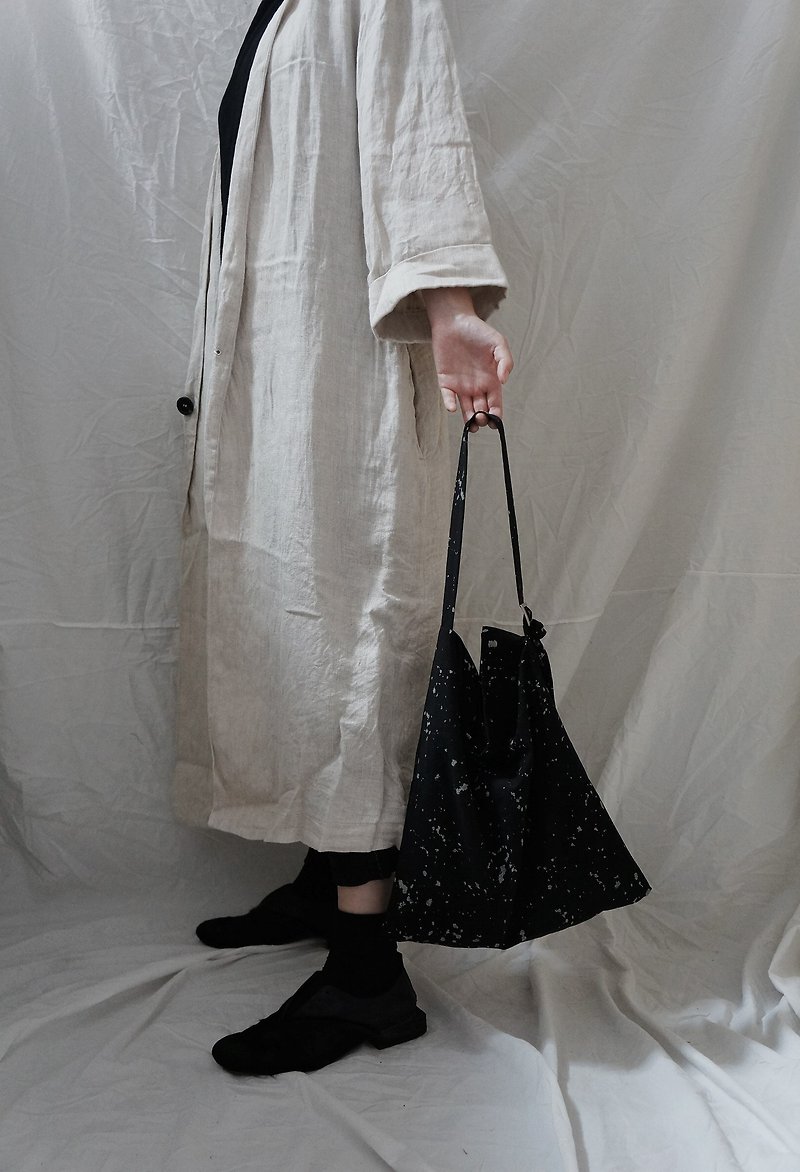#308 tote bag MILKY WAY Double-sided spotted shoulder bag - กระเป๋าแมสเซนเจอร์ - ผ้าฝ้าย/ผ้าลินิน สีดำ