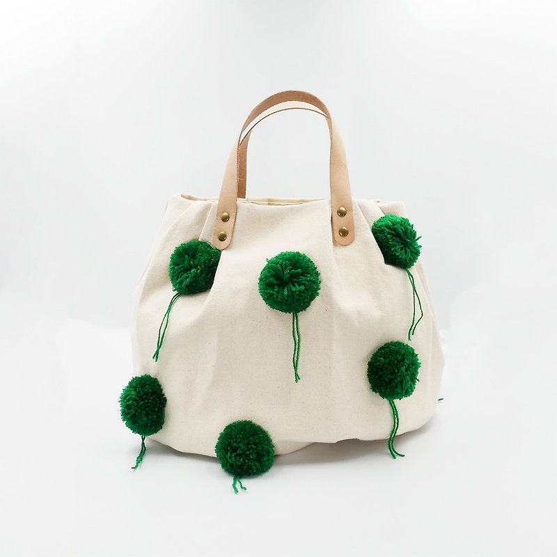 กระเป๋าผ้าแคนวาสทรงฟักทอง - Pom Pom (สีเขียว) - กระเป๋าถือ - ผ้าฝ้าย/ผ้าลินิน สีเขียว
