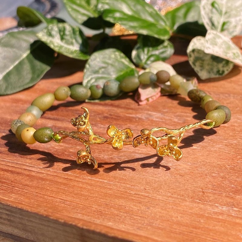 【Lost and find】Natural stone Gobi agate Bronze small flower bracelet - Bracelets - Gemstone Green