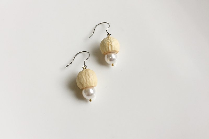 Cedar Elf Pearl Everlasting Flower Earrings - ต่างหู - แก้ว สีนำ้ตาล