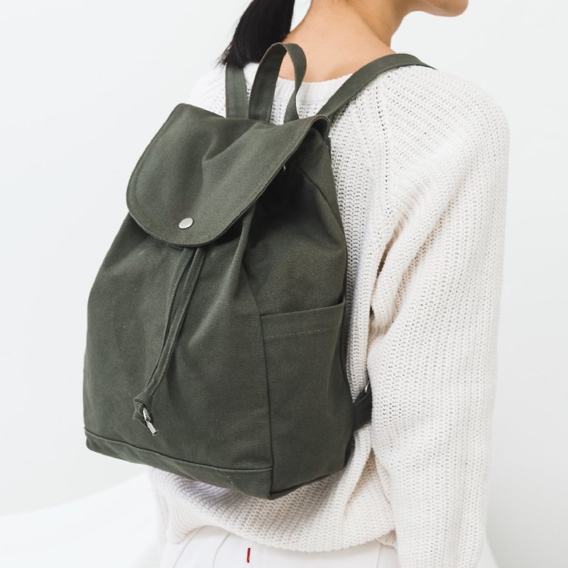 [Spring Outing Proposal] BAGGU Side Pocket Back Backpack - Earth Olive Green - กระเป๋าเป้สะพายหลัง - ผ้าฝ้าย/ผ้าลินิน สีเขียว