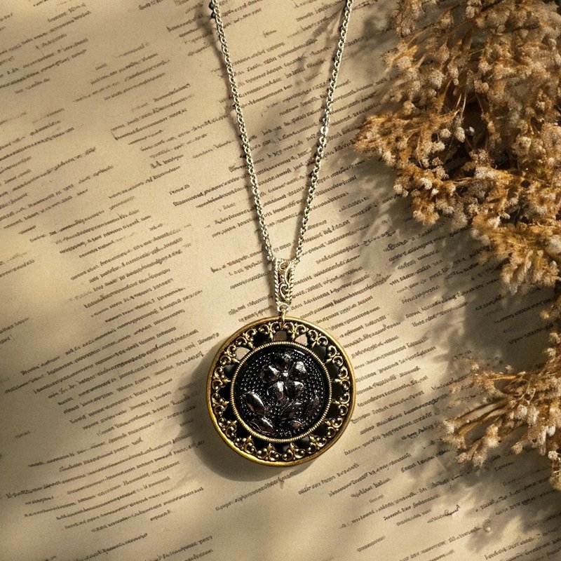 【Queen of the Night】Vintage Victoria Black Glass Flower Hollow Necklace - สร้อยติดคอ - ทองแดงทองเหลือง สีดำ