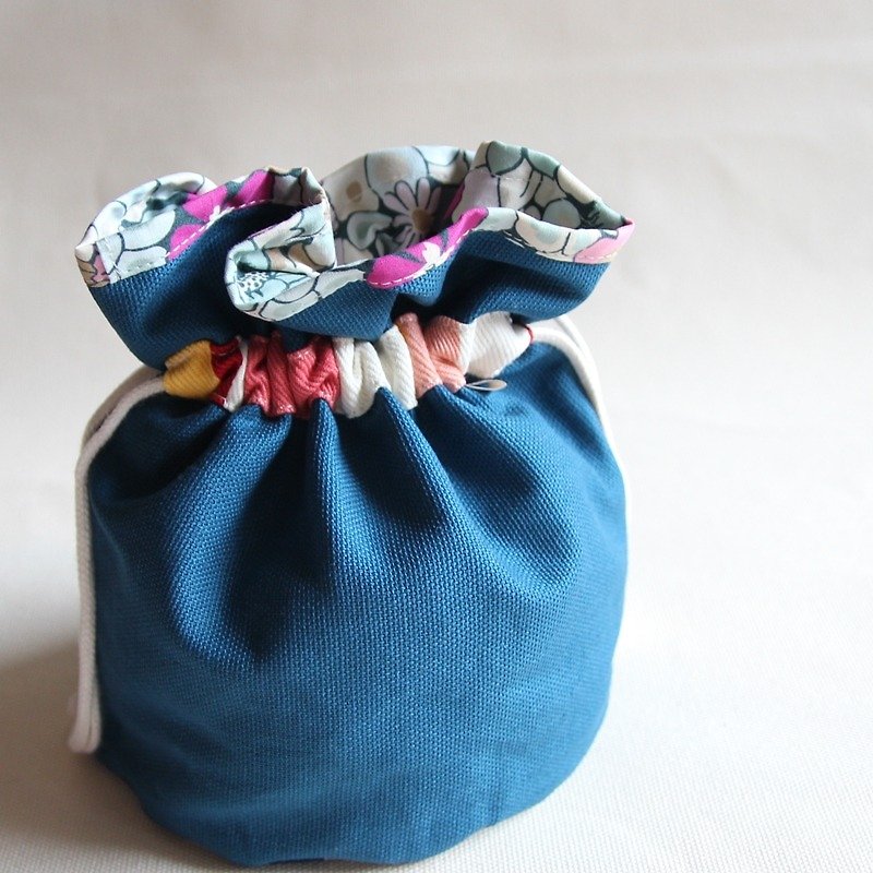 Cotton Fabric: Bunched bag, Storage bag, Toiletry Bag, Makeup Pouch, Cosmetic Pouch, Cosmetic Bag, Blue canvas + green flower inside Aboriginal totem - กระเป๋าเครื่องสำอาง - ผ้าฝ้าย/ผ้าลินิน สีน้ำเงิน