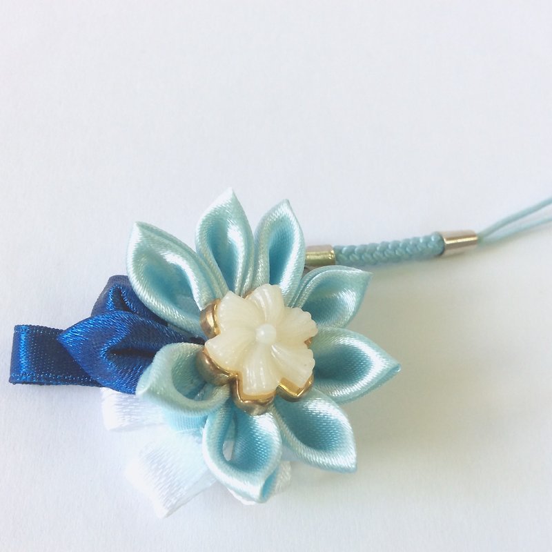 Kanzashi blue white ribbon flower charm（つまみ細工） - พวงกุญแจ - ผ้าไหม สีน้ำเงิน