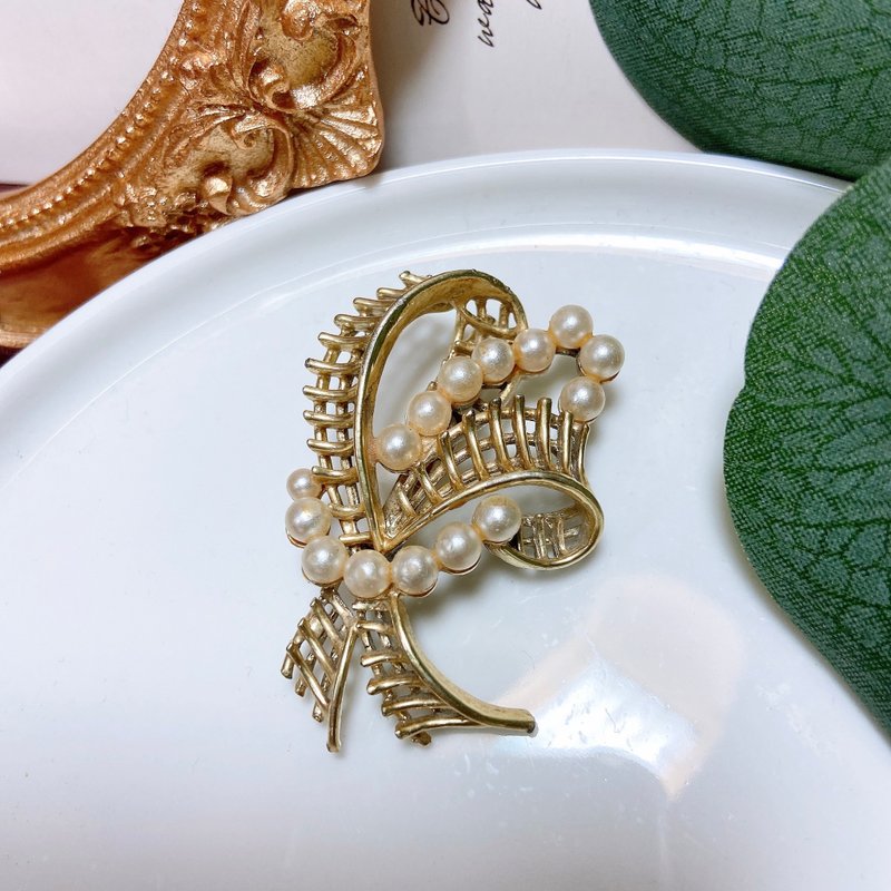 【西洋古董飾品】精美簍空纏繞珍珠感 編織打結綁束 胸針胸 - 胸針 - 貴金屬 金色