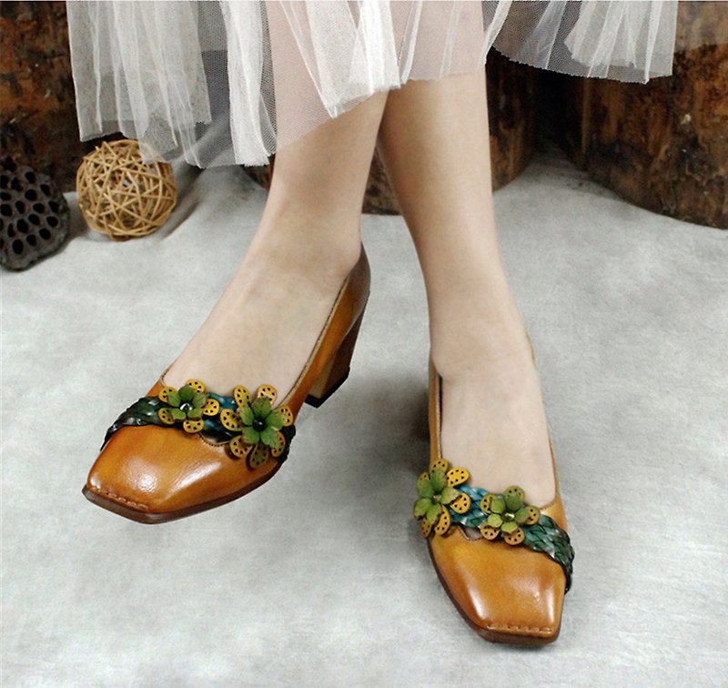 レトロな正方形の頭の花の浅い口の単一の靴女性の革の靴のかかとの厚い靴 - パンプス - 革 グレー
