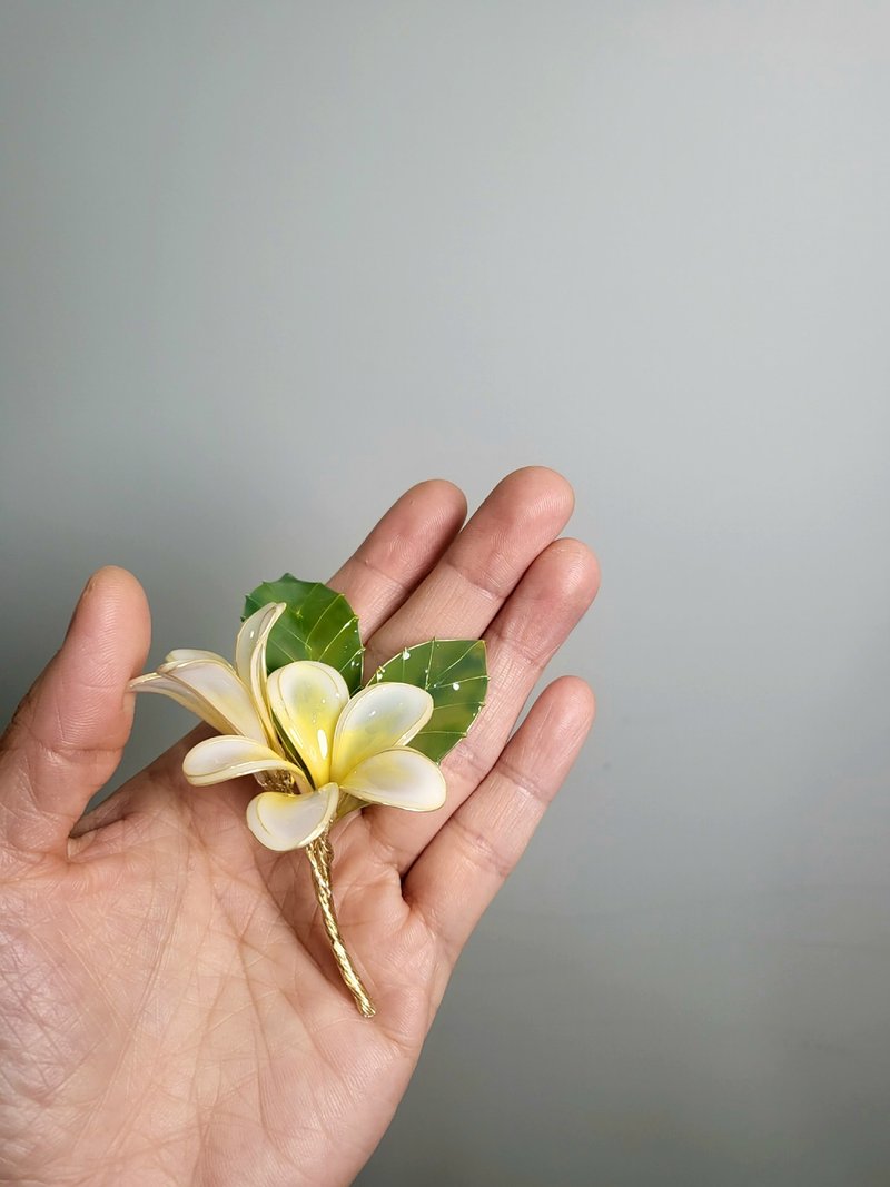 Frangipani brooch - Dipping Art Flower - เข็มกลัด - เรซิน 