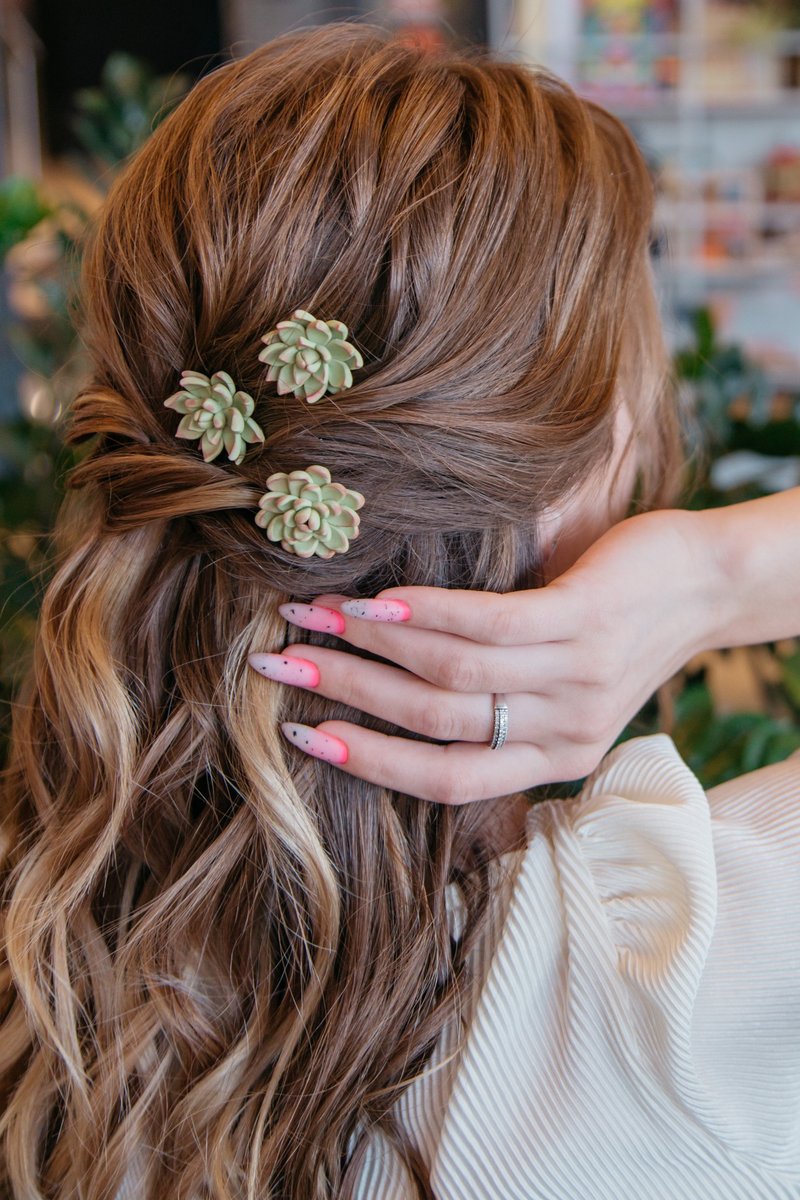 Succulent hair pin is greenery hair piece. Boho wedding hair, bridal hair piece. - เครื่องประดับผม - ดินเหนียว สีเขียว