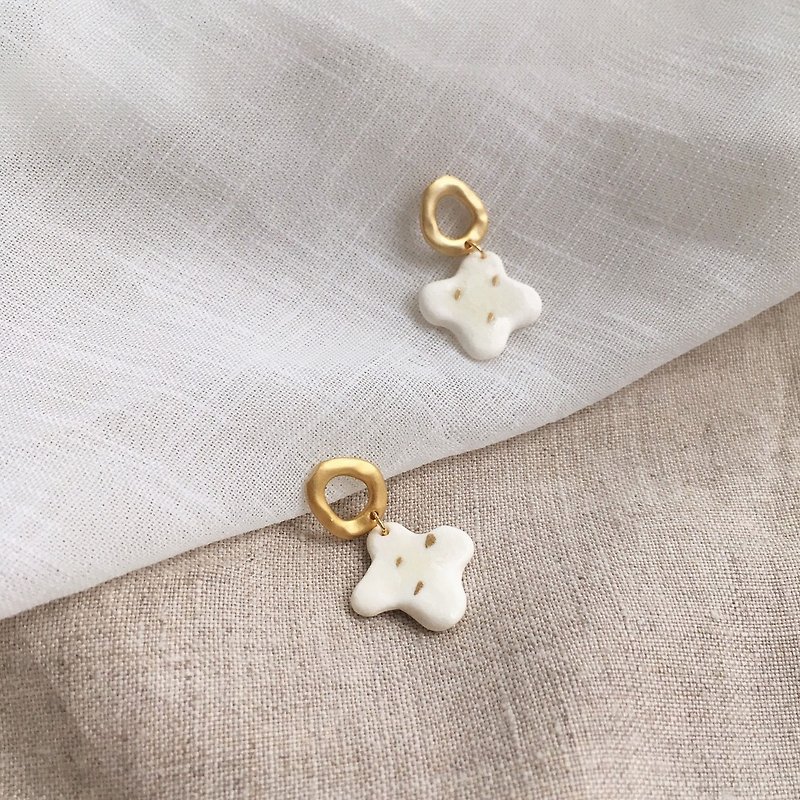 雨後的蕈菇 耳環ピアス  925純銀耳針 - 耳環/耳夾 - 瓷 白色