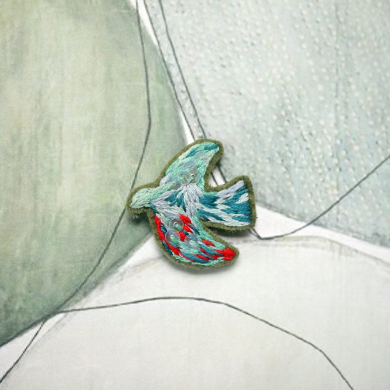 []山と湖の鳥の手刺繍/手作りブローチ - ブローチ - 刺しゅう糸 グリーン