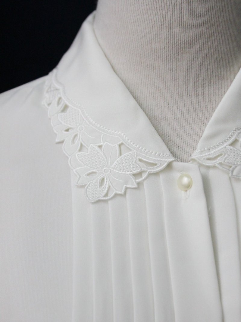 [RE0215T1764] Nippon forest department vintage flower embroidery collar white shirt - เสื้อเชิ้ตผู้หญิง - เส้นใยสังเคราะห์ ขาว