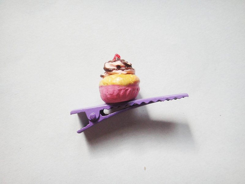 紫のカップケーキヘアクリップ