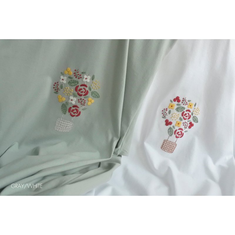 バルーンと花柄の刺繍Tシャツ - Tシャツ - コットン・麻 多色