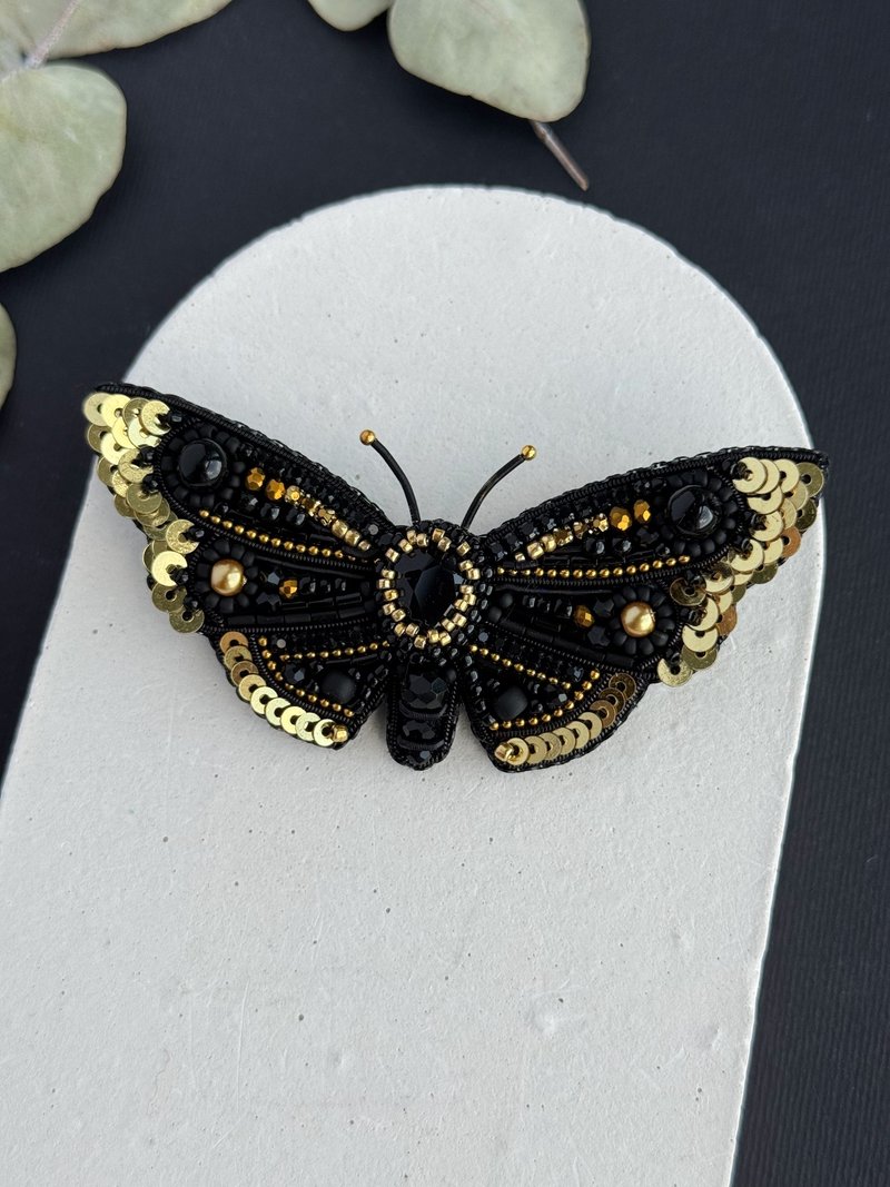 Beaded moth brooch - 胸針 - 其他材質 黑色