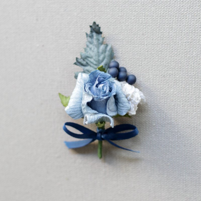 GC110 : เข็มกลัดดอกไม้สำหรับติดสูทพร้อมกล่องของขวัญ โทนสีน้ำเงิน - เข็มกลัด - กระดาษ สีน้ำเงิน