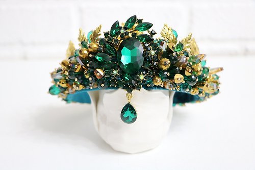 Designer beaded jewelry by Mariya Klishina Emerald gold crystals crown Beaded tiara Green royal diadem Bridal crown