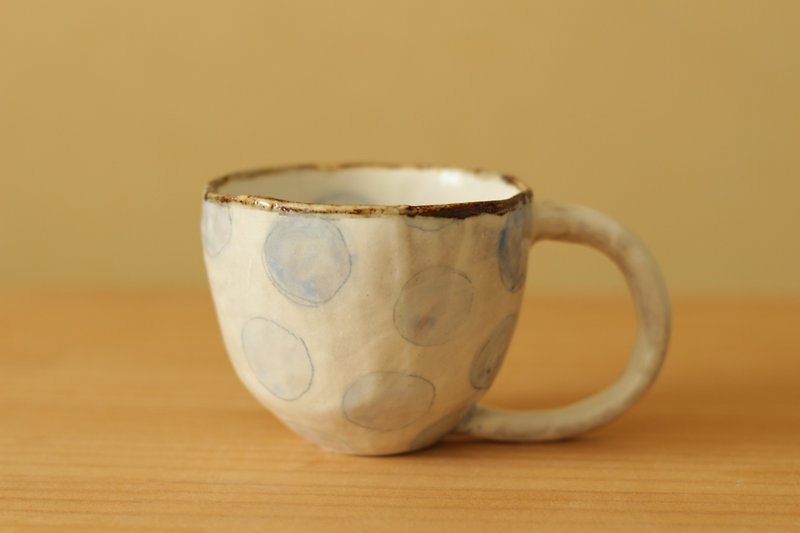 粉引き手びねりベイビーブルーのドットのカップ。 - 咖啡杯 - 陶 藍色