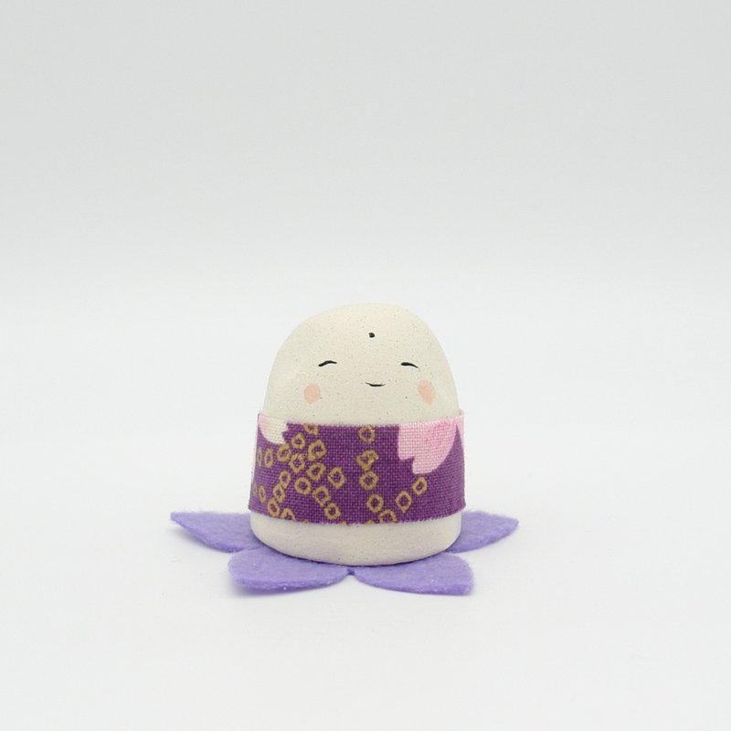 手作り陶人形　お花の敷物付きお地蔵さま - 擺飾/家飾品 - 陶 卡其色