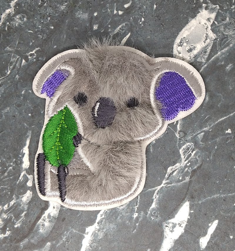 貼紙 動物系列刺繡貼紙-無尾熊 抱葉無尾熊 刺繡貼紙 刺繡燙貼 - 貼紙 - 繡線 灰色