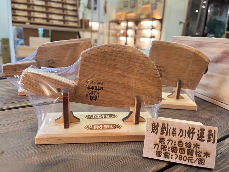 財到∣菜刀造型刮痧板(白橡木)+刀架(松木)丨好運到丨木創品 - 香氛/精油/擴香 - 木頭 