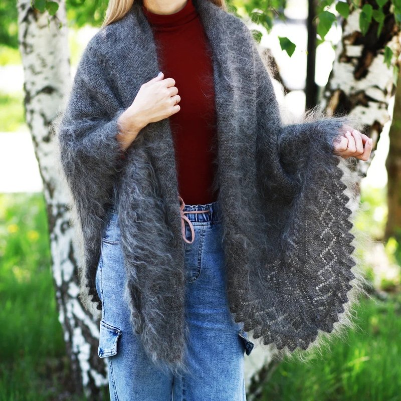 Cozy Grandmother's Delight: Gift Grandma an Extra Long Gray Scarf - ผ้าพันคอ - ขนของสัตว์ปีก สีเทา