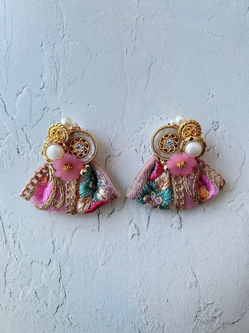 Japanese vintage button and embroidered ribbon earrings - Earrings & Clip-ons - Plastic Multicolor