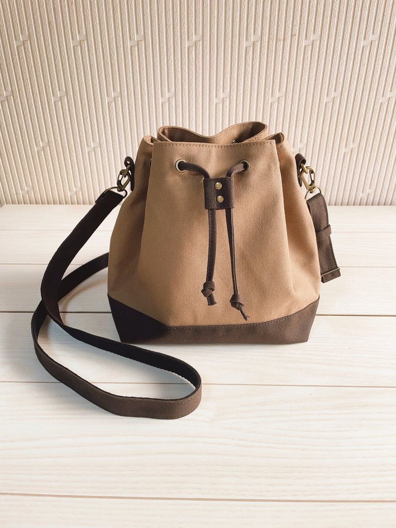 Kurashiki Canvas Drawstring Shoulder Bag Bicolor Sacoche 2way Drawstring Bag Brown x Chocolate Brown - กระเป๋าแมสเซนเจอร์ - ผ้าฝ้าย/ผ้าลินิน สีนำ้ตาล