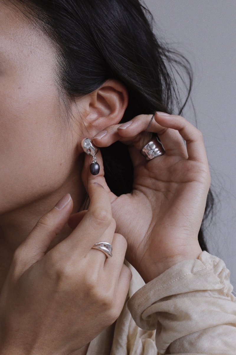 soft earrings + Pearl 柔軟耳環 +黑珍珠 - 耳環/耳夾/耳骨夾 - 珍珠 黑色