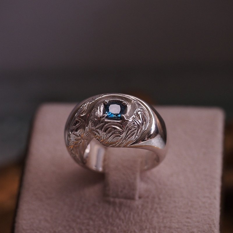 London Blue topaz engraved sterling silver handmade ring - แหวนทั่วไป - เครื่องเพชรพลอย สีน้ำเงิน