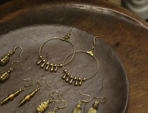 生生蔓 :: 復古黃銅手作飾品 .vintage accessories 黃銅大圓圈耳環- 水滴黃銅款