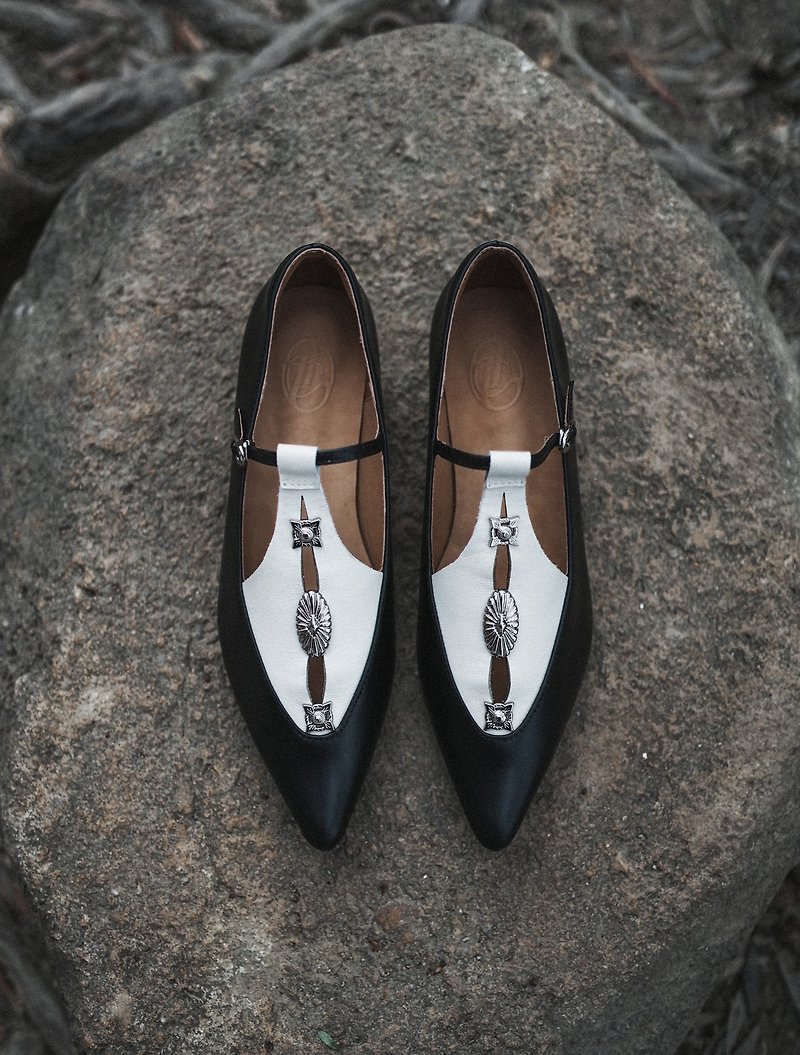 Pointed toe Silver stud flats - รองเท้าหนังผู้หญิง - หนังแท้ ขาว