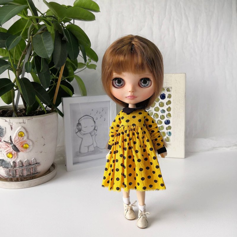 Blythe doll yellow dress with black polka dots, Blythe outfit - ตุ๊กตา - ผ้าฝ้าย/ผ้าลินิน 