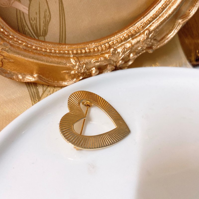 【西洋古董飾品】金色光澤感愛心 掐絲線條閃爍 精美 胸章胸針 - 胸針 - 貴金屬 金色