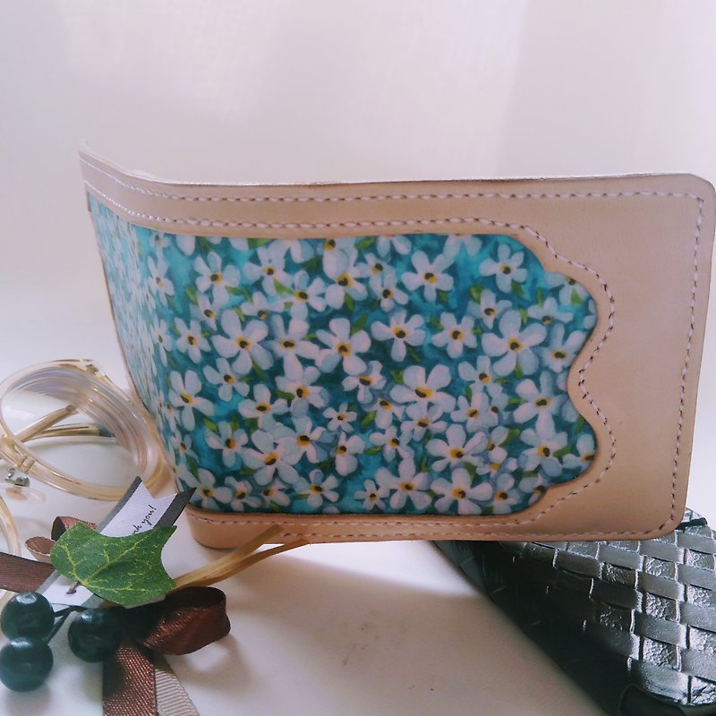本牛革ー手縫いー中にリバティーの花柄を空色小花柄を入れた二つ折り財布ースカイブルー小花 - 長短皮夾/錢包 - 真皮 藍色