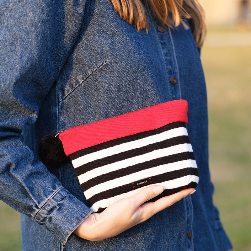 Y for Yarn-to-Yarn Zipped pouch in red - กระเป๋าเครื่องสำอาง - ผ้าฝ้าย/ผ้าลินิน สีแดง